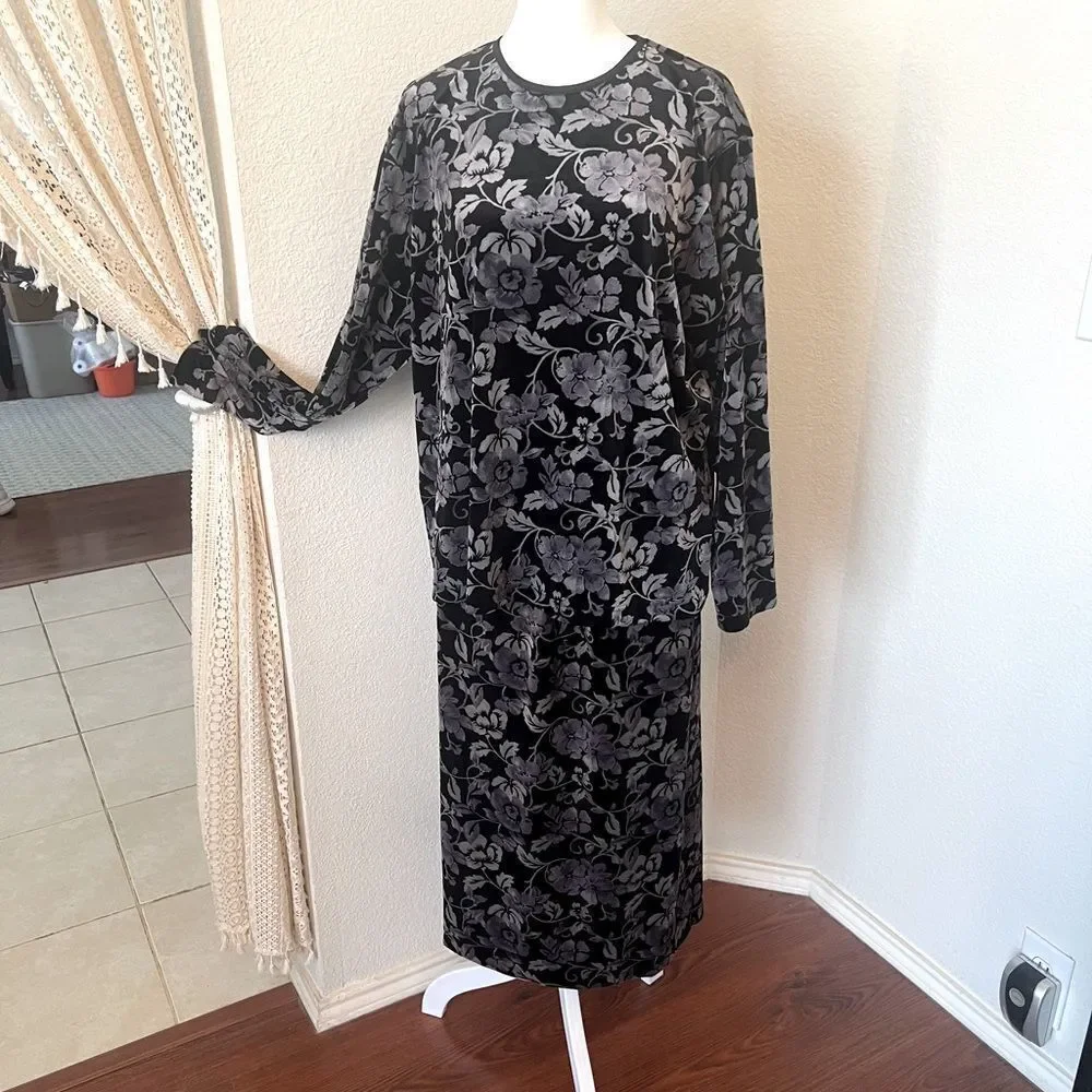 Westbound Women's Round Neck Long Sleeve Top and Skirt Set ~ Size XL